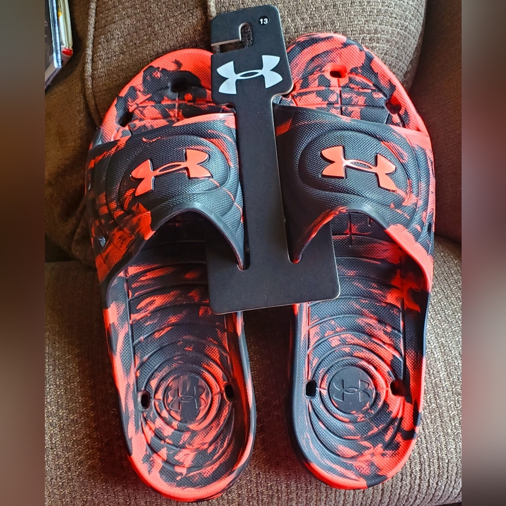 Underarmour mens locker camo slides size 13.